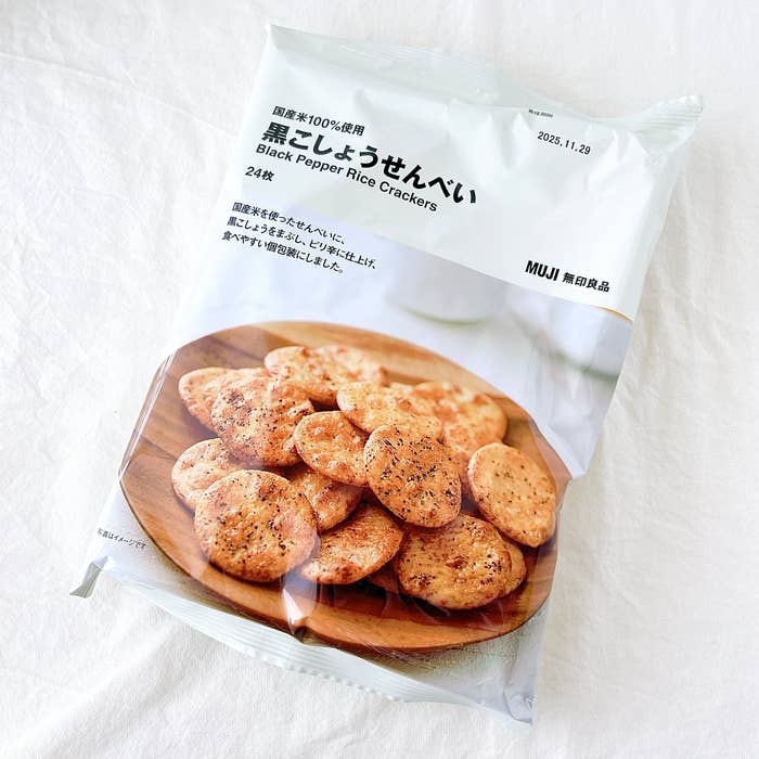 無印良品の「大袋 国産米100%使用 黒こしょうせんべい」