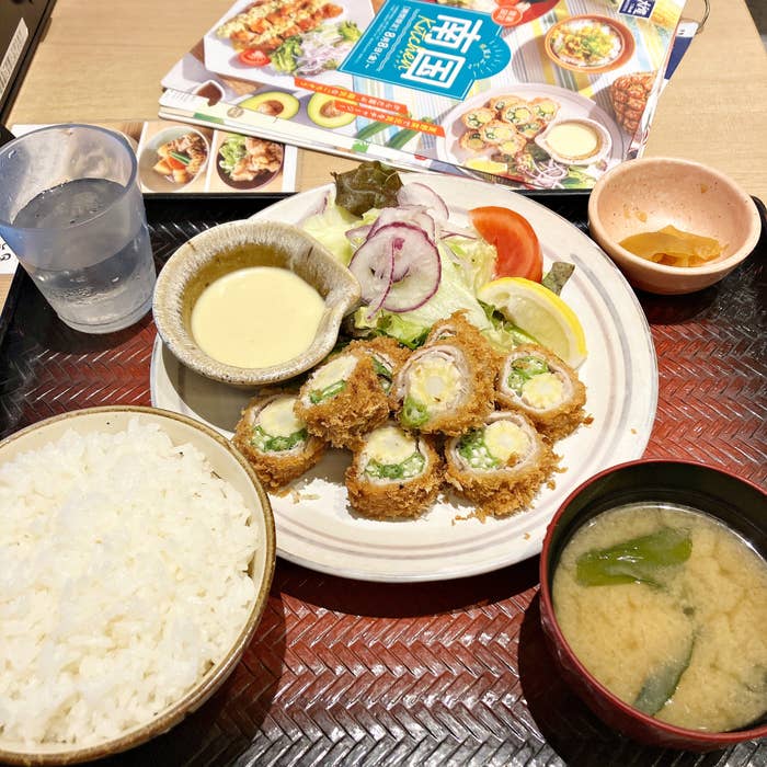 大戸屋の「豚ロースの夏野菜巻き 〜南国風マヨソース〜」