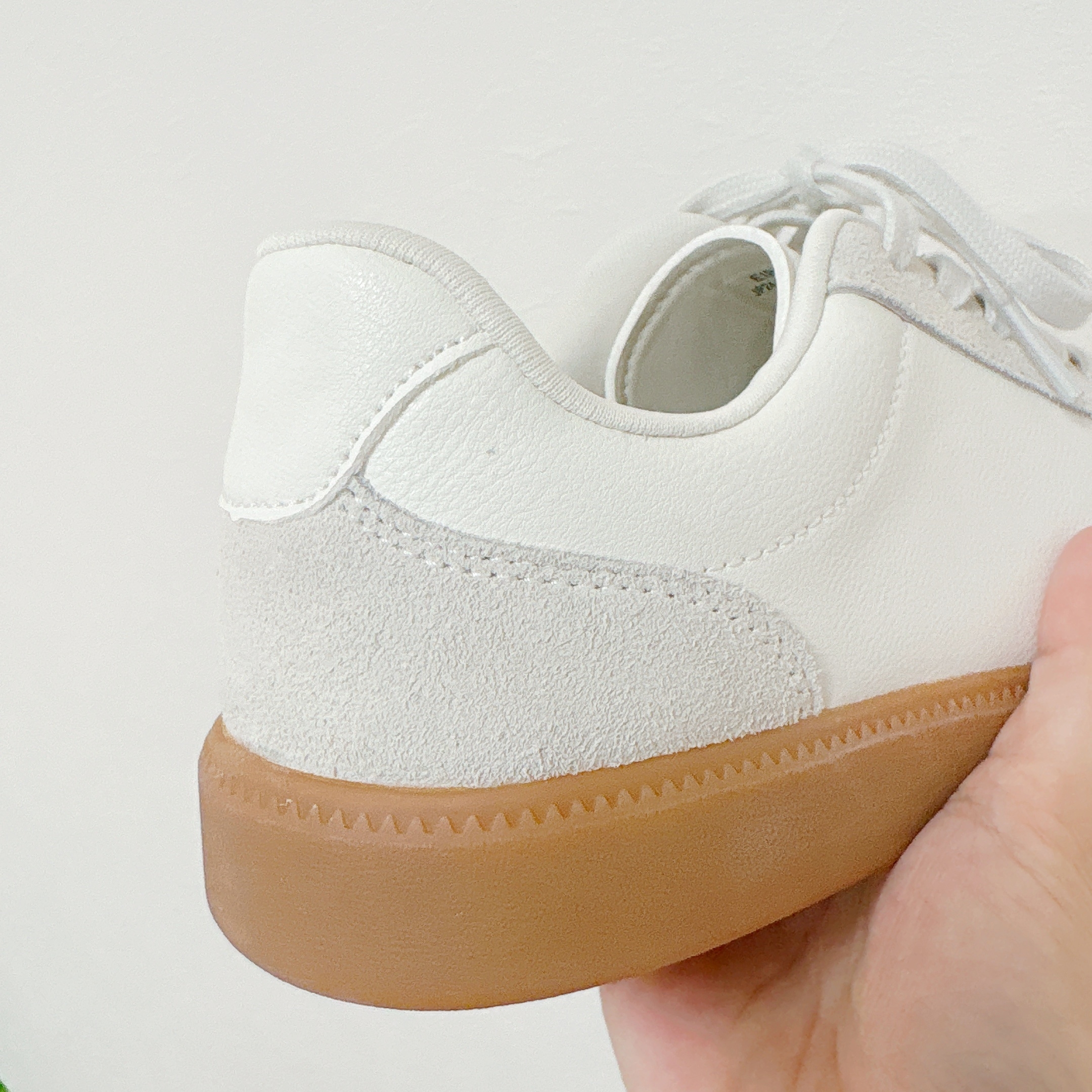 無印良品の「婦人 柔らかい中敷を使用した コンビネーションスニーカー」