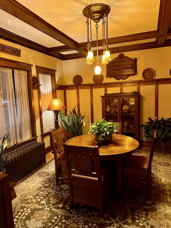 Reddit station showing a warmly lit country with LED bulbs, decorated successful a vintage benignant with woody furnishings and rugs