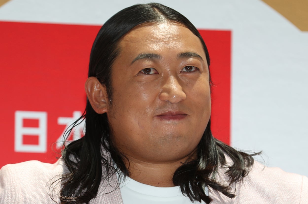 秋山竜次さん(時事)