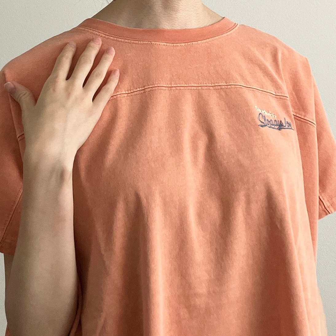 niko and...(ニコアンド)の「バック刺繍BIGフレンチTシャツ」
