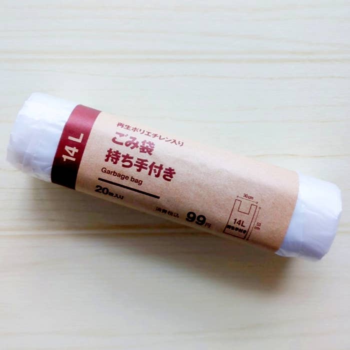 無印良品の「再生ポリエチレン入り ごみ袋 持ち手付き」
