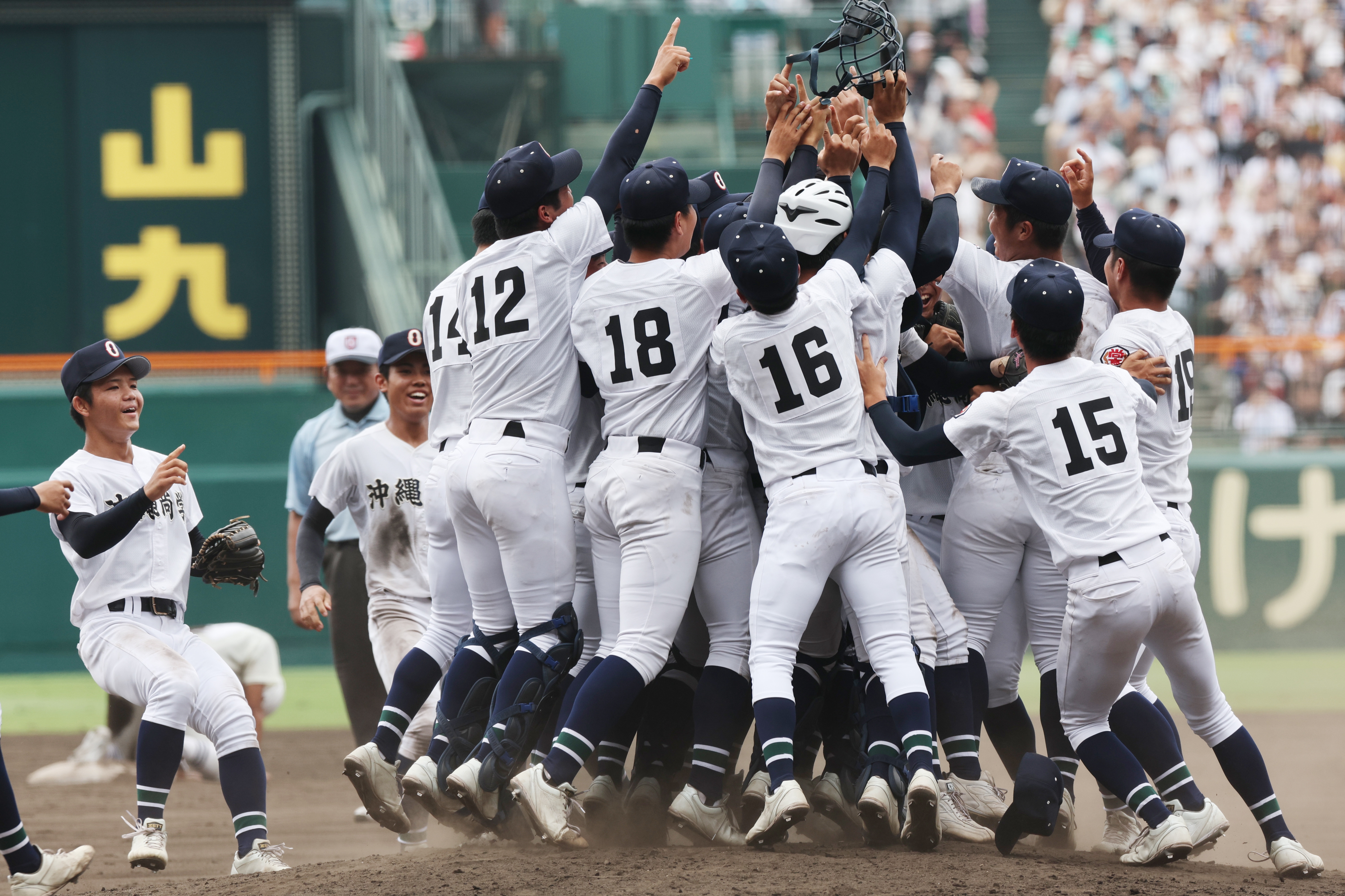 甲子園優勝時のソックスと甲子園優勝時のキャップとなります。 甲子園優勝時のソックスと甲子園優勝時のキャップとなります