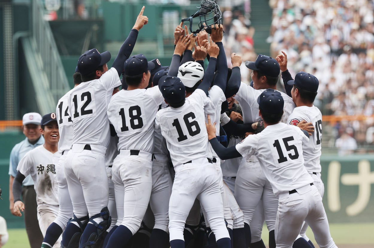 日大三を破って初優勝し、喜ぶ沖縄尚学の選手(時事)