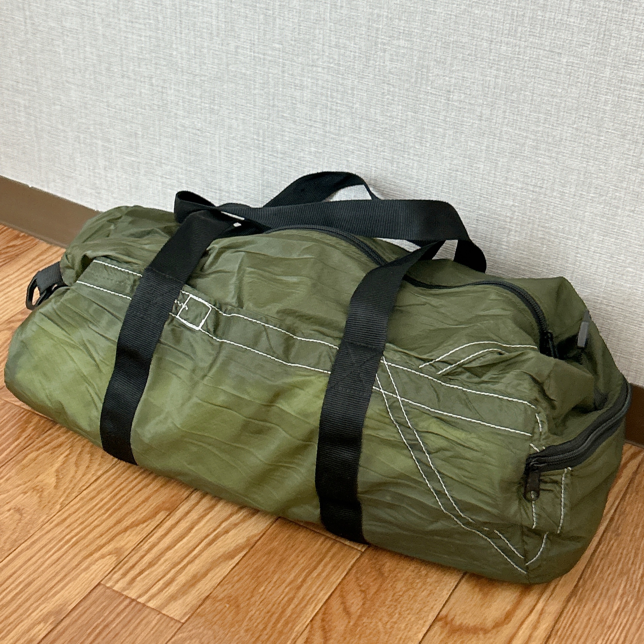 3COINSの「THEREパラシュート材折り畳みボストンバッグ」