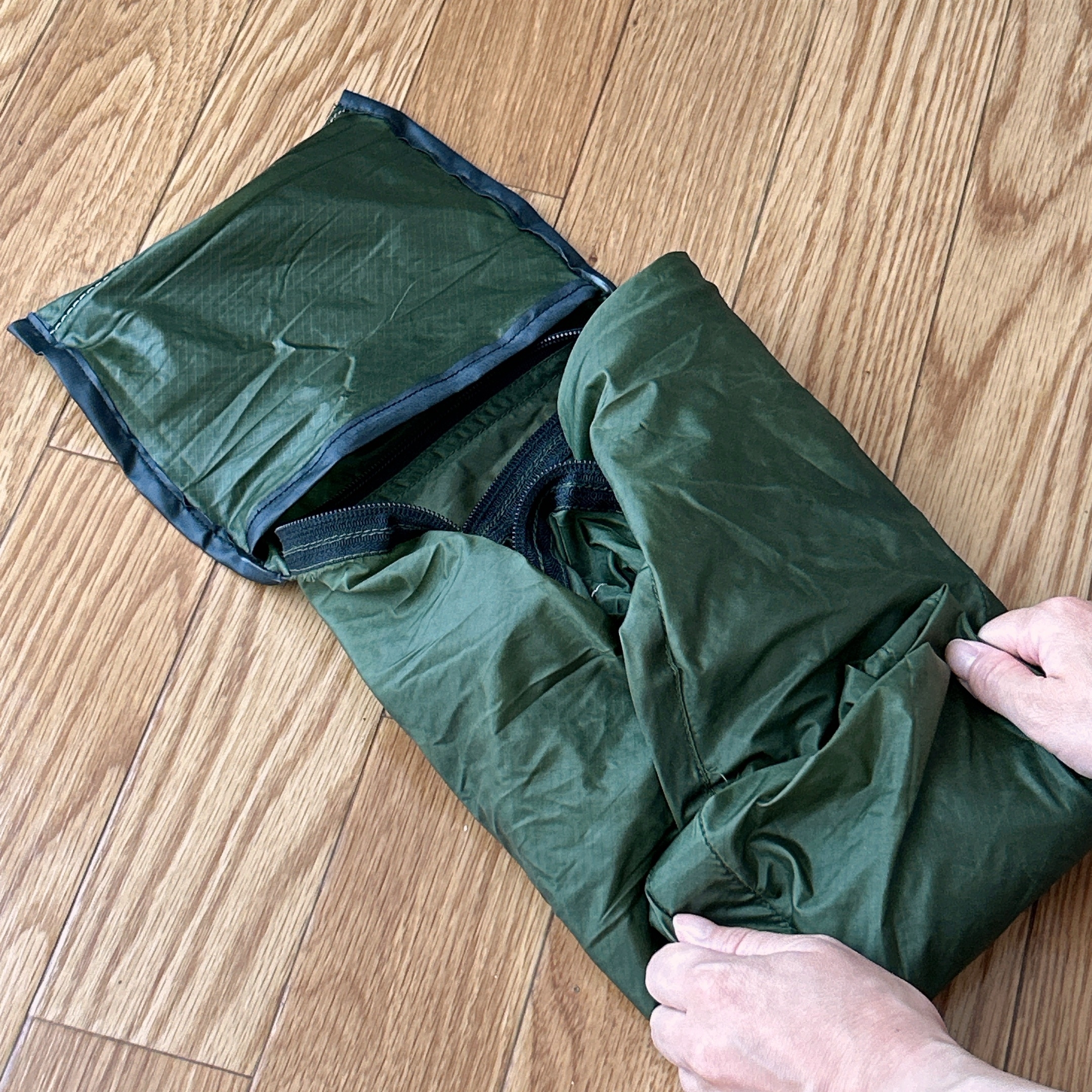 3COINSの「THEREパラシュート材折り畳みボストンバッグ」