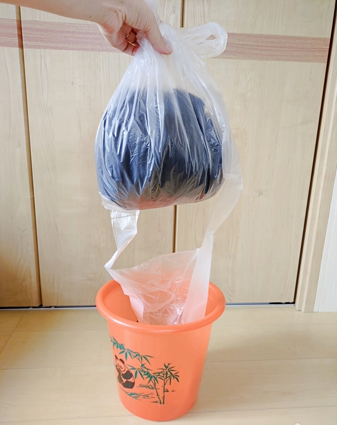 無印良品の「再生ポリエチレン入り ごみ袋 持ち手付き」