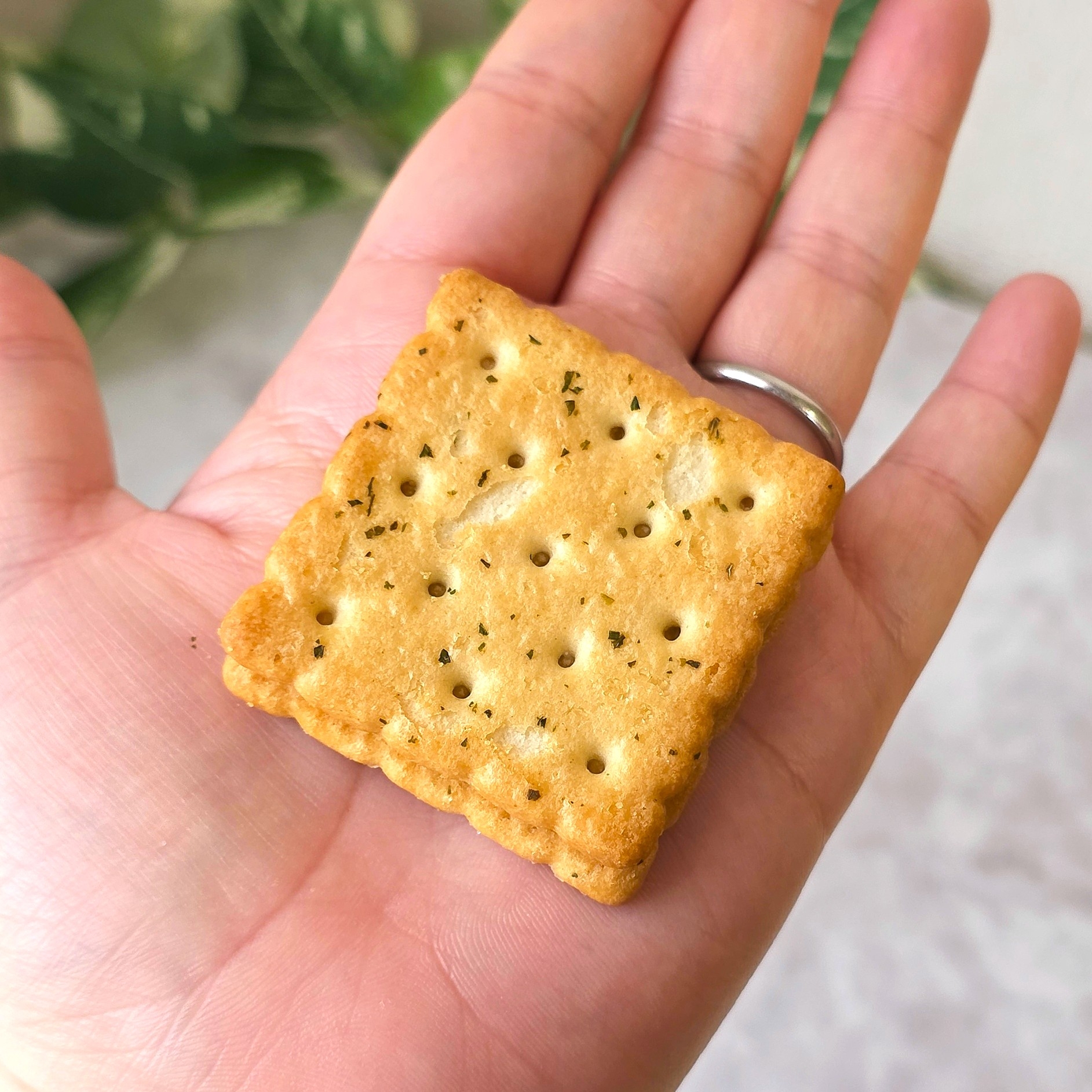 無印良品「大袋 クリームサンドクラッカー ピーナッツクリーム味」