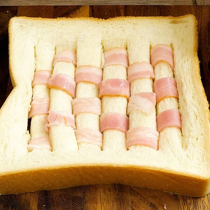 食パンの上にベーコンが格子状に編み込まれている様子。