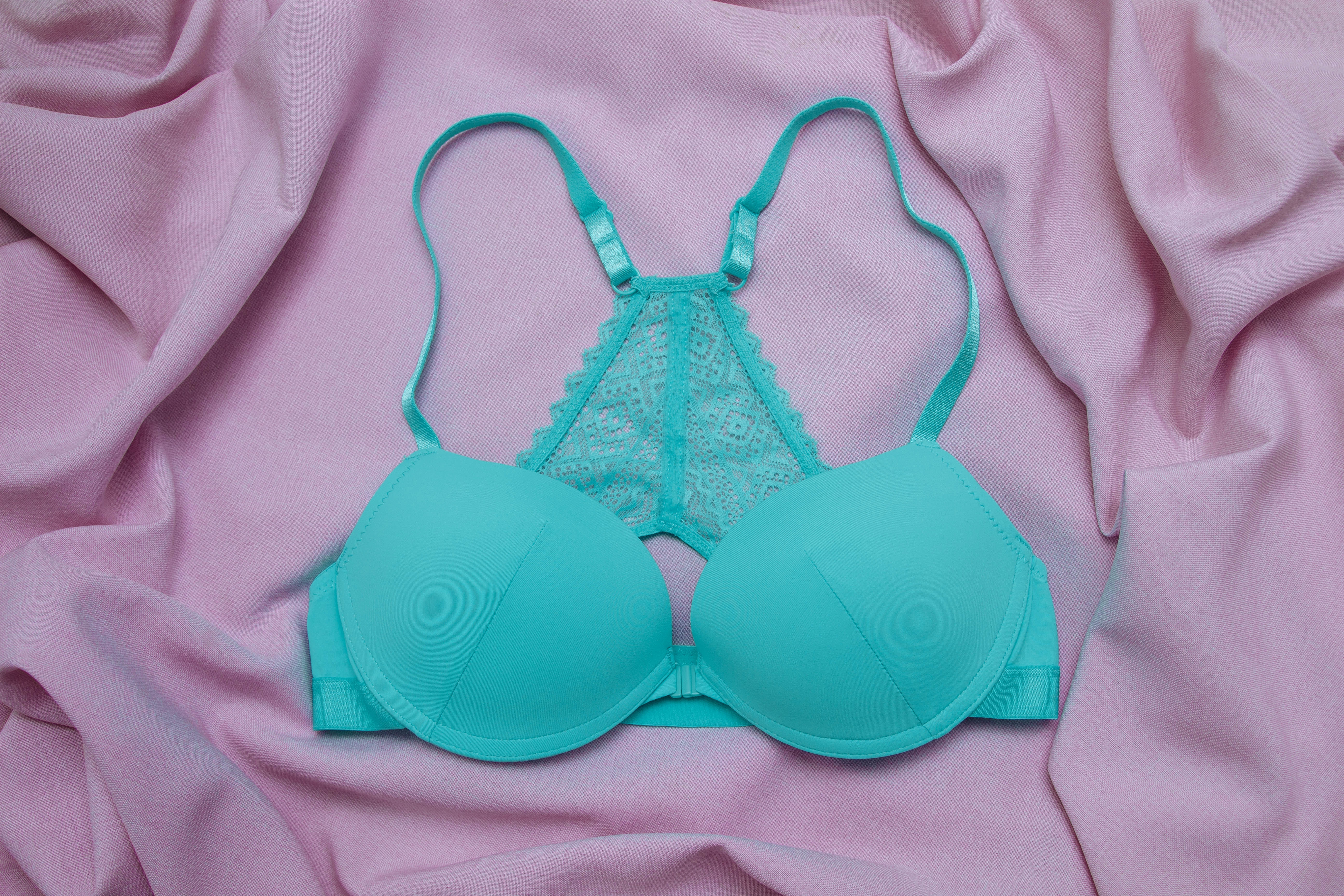 En flisblonder og polstret BH vises på en rosa stoffbakgrunn