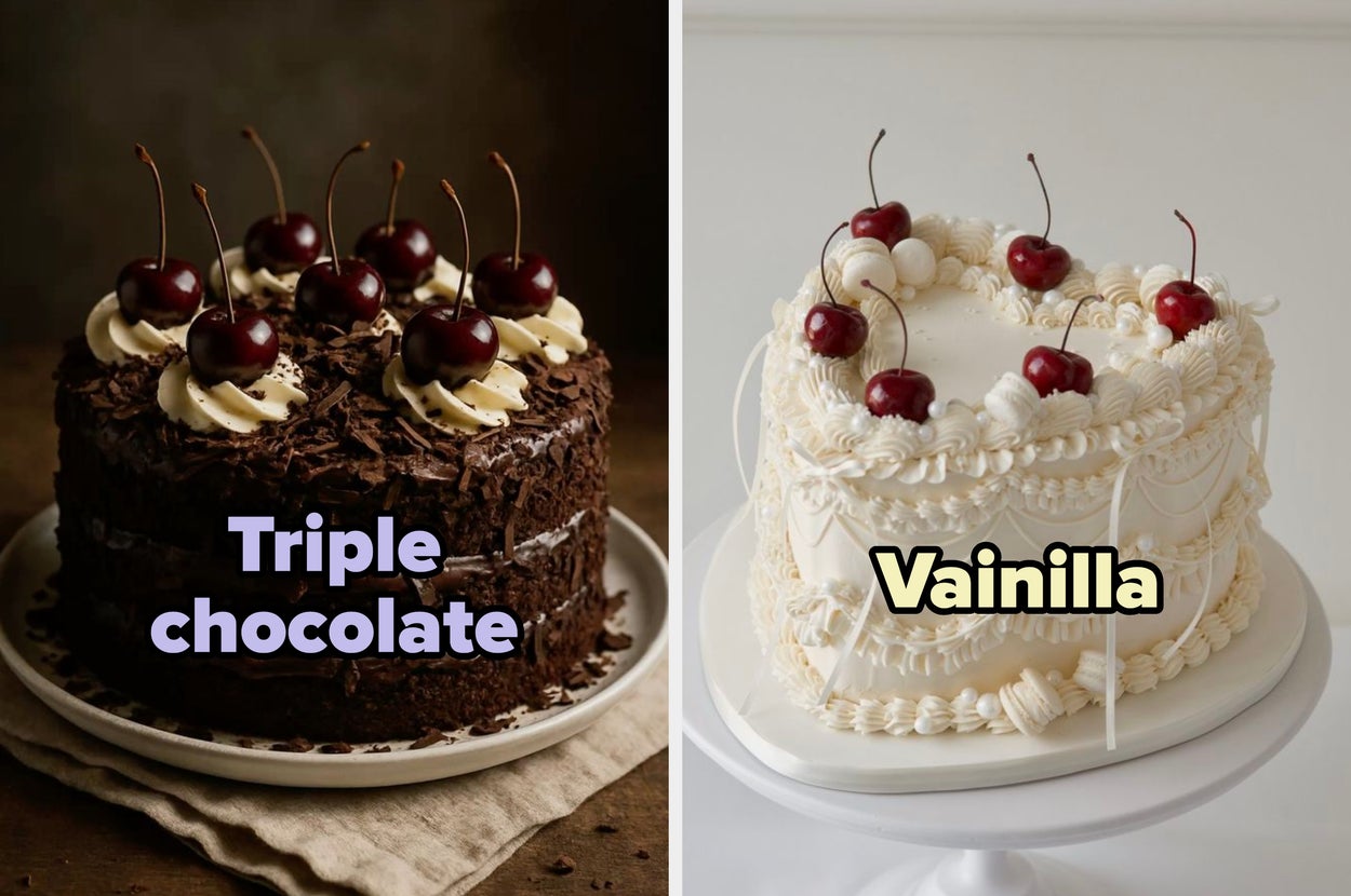 Tres pasteles en platos: triple chocolate con cerezas, zanahoria con nueces, vainilla con cerezas y crema decorativa