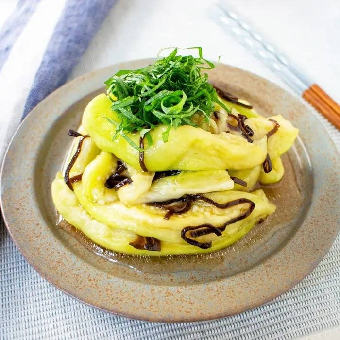 皿に盛られた茄子と昆布の和え物。上に刻みネギがのせられている。