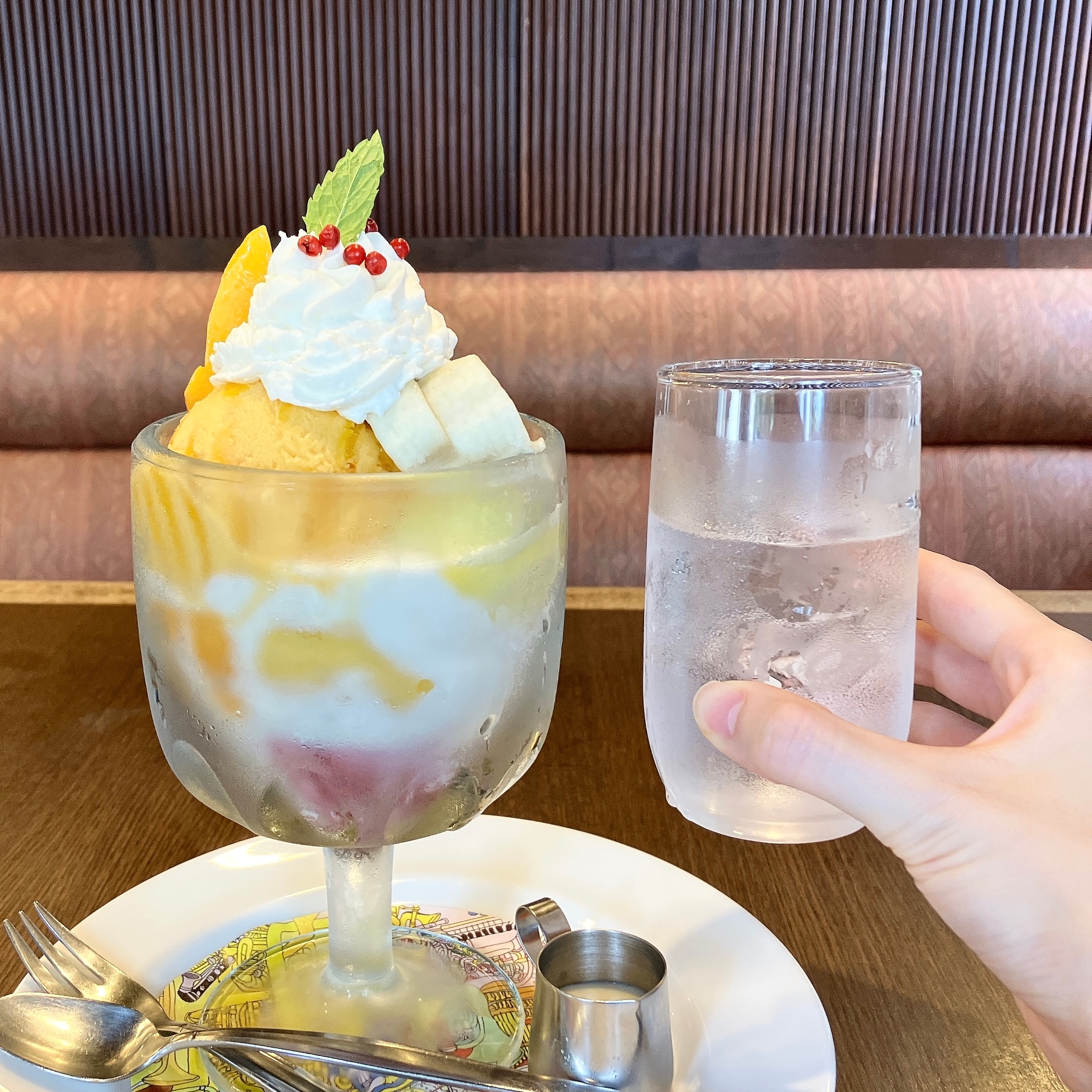 Royal Host(ロイヤルホスト)の「アップルマンゴーのヨーグルトジャーマニー~アングレーズソース添え~」