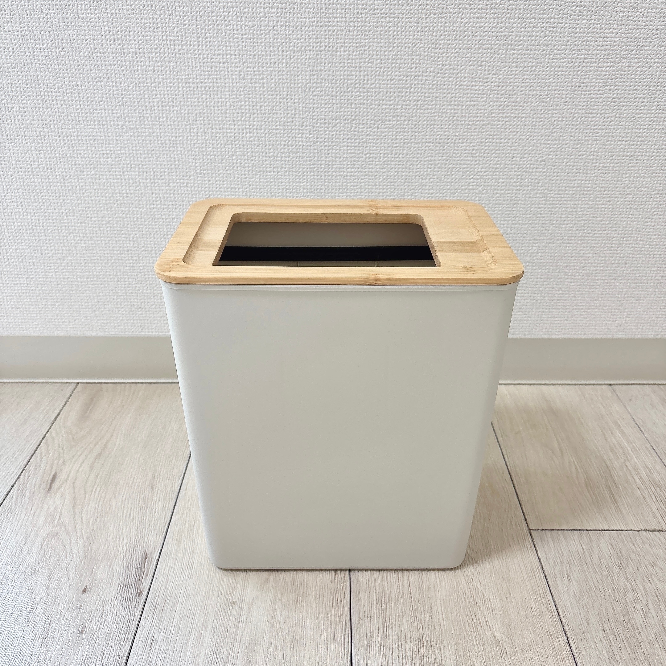ニトリの「袋が見えにくいダストボックス(モカ)」