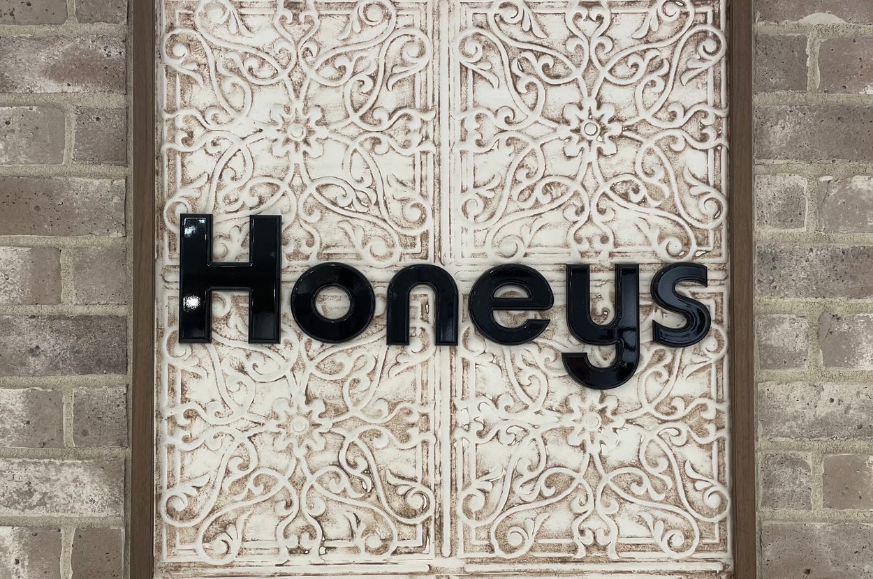Honeys(ハニーズ)の看板