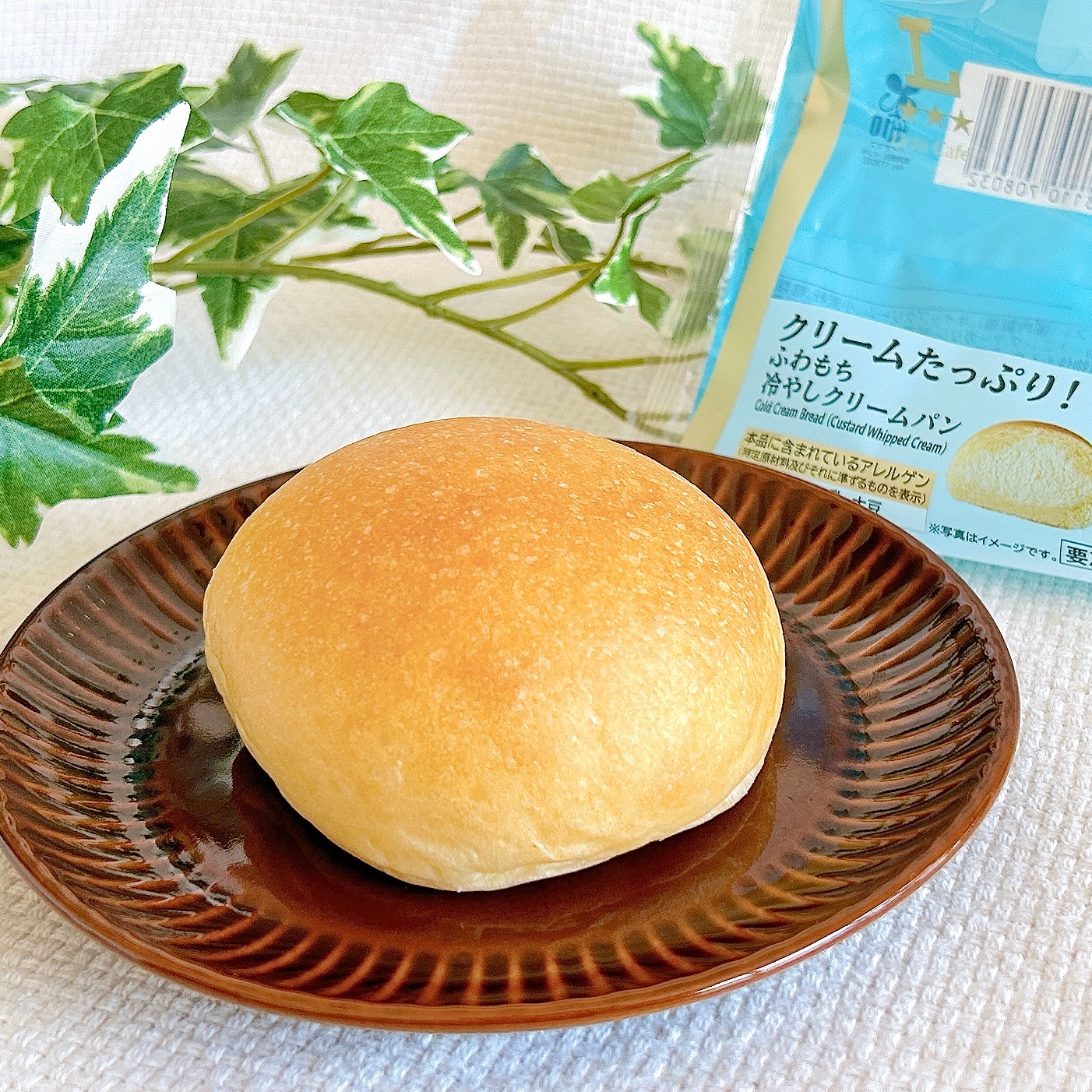 LAWSON(ローソン)の「くりーむたっぷり! ふわもち冷やしクリームパン カスタードホイップ」