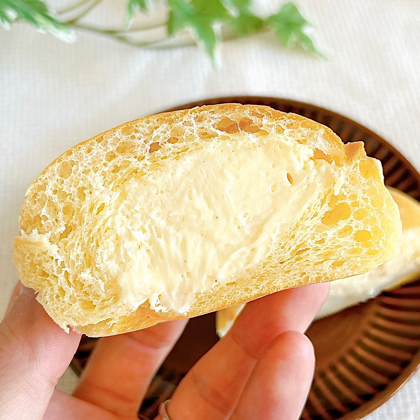 LAWSON(ローソン)の「くりーむたっぷり! ふわもち冷やしクリームパン カスタードホイップ」