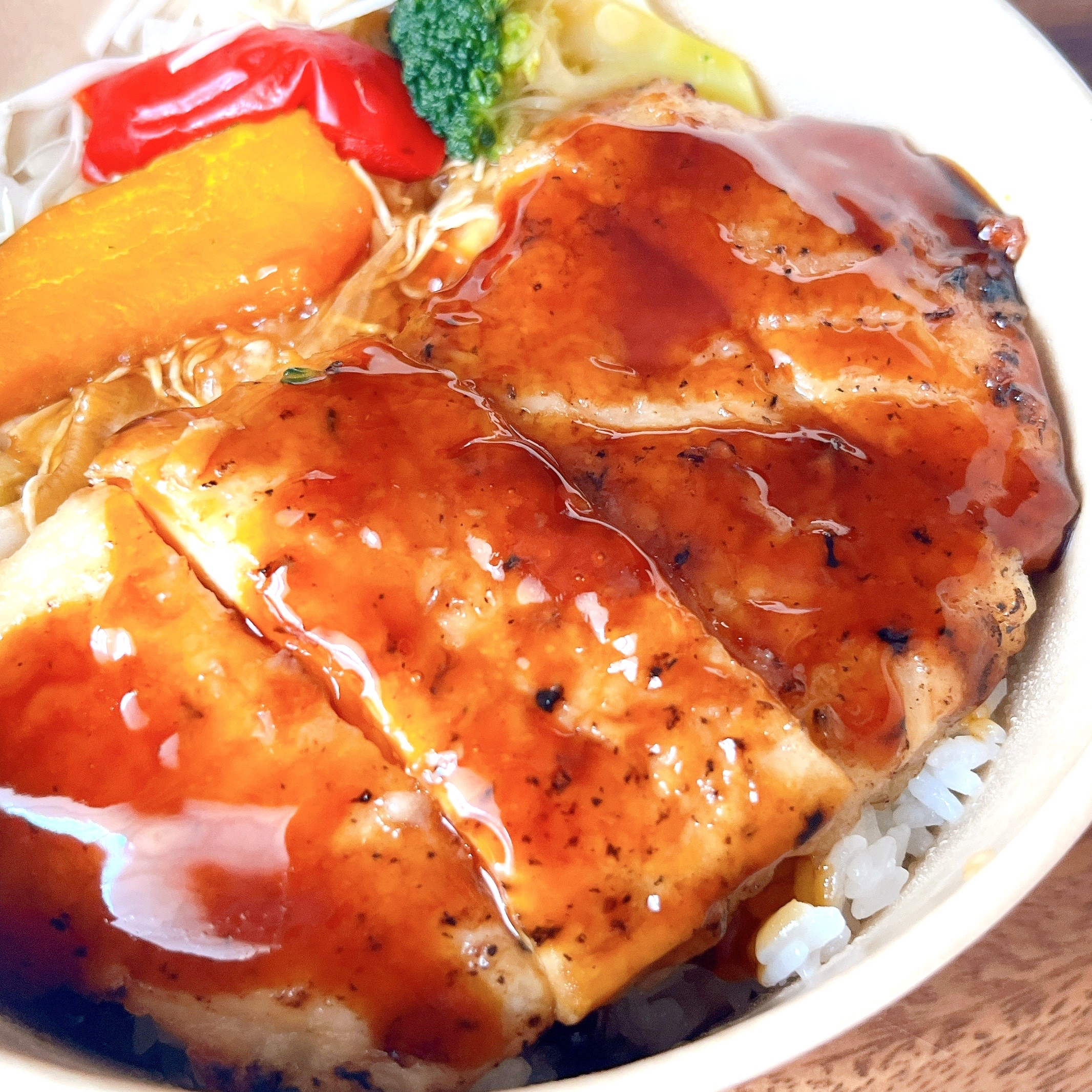 ローソンの「ふっくら照焼チキン丼」