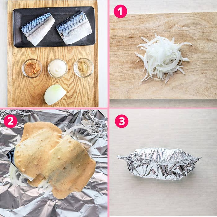 サバと玉ねぎのホイル焼き手順。1: 玉ねぎをスライス。2: アルミホイルに具材を乗せる。3: 包んで焼く準備完了。