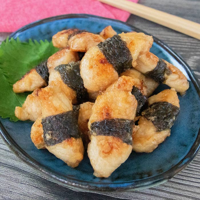 皿に盛られたささみの磯辺焼き。大葉が添えられている。