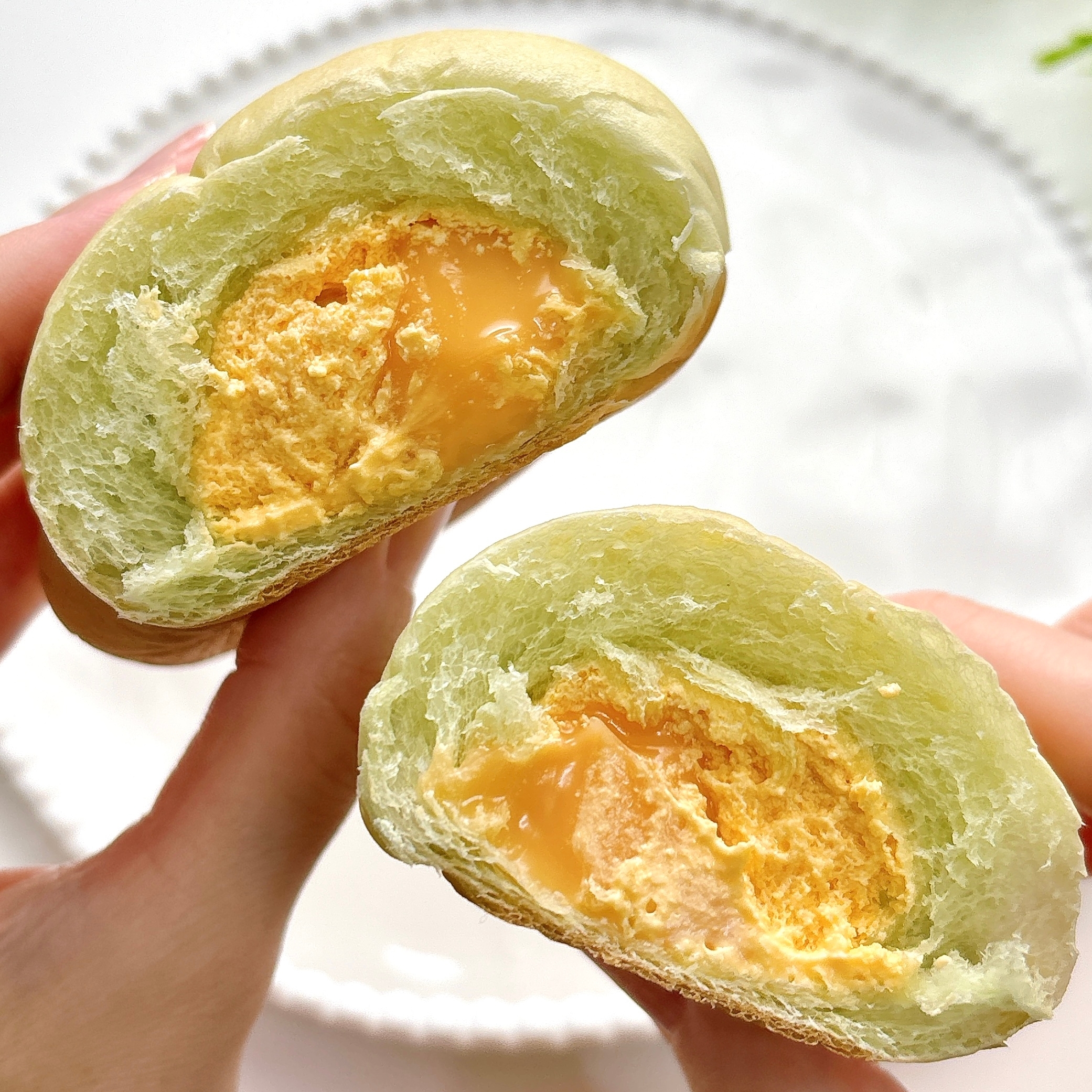 FamilyMart(ファミリーマート)の「北海道メロンのダブルクリームコロネ」