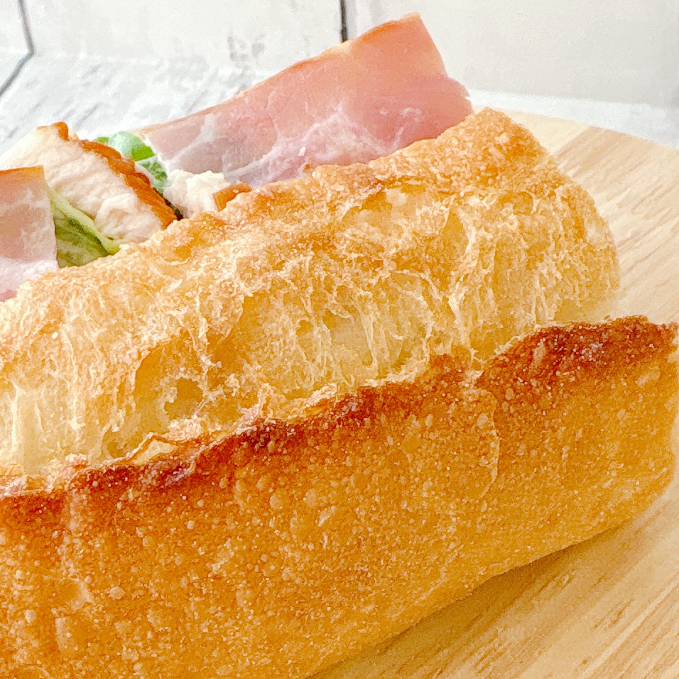 FamilyMart(ファミリーマート)の「石窯パリジャンサンドスモークチキン&ベーコン」