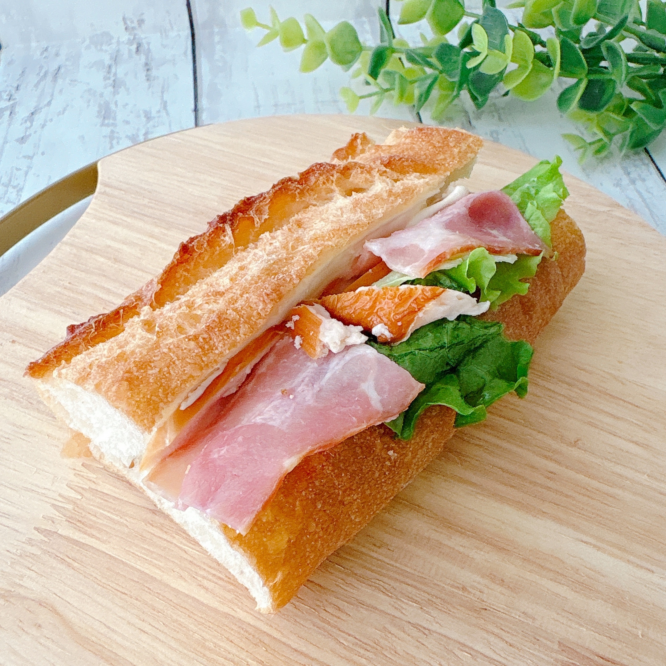FamilyMart(ファミリーマート)の「石窯パリジャンサンドスモークチキン&ベーコン」