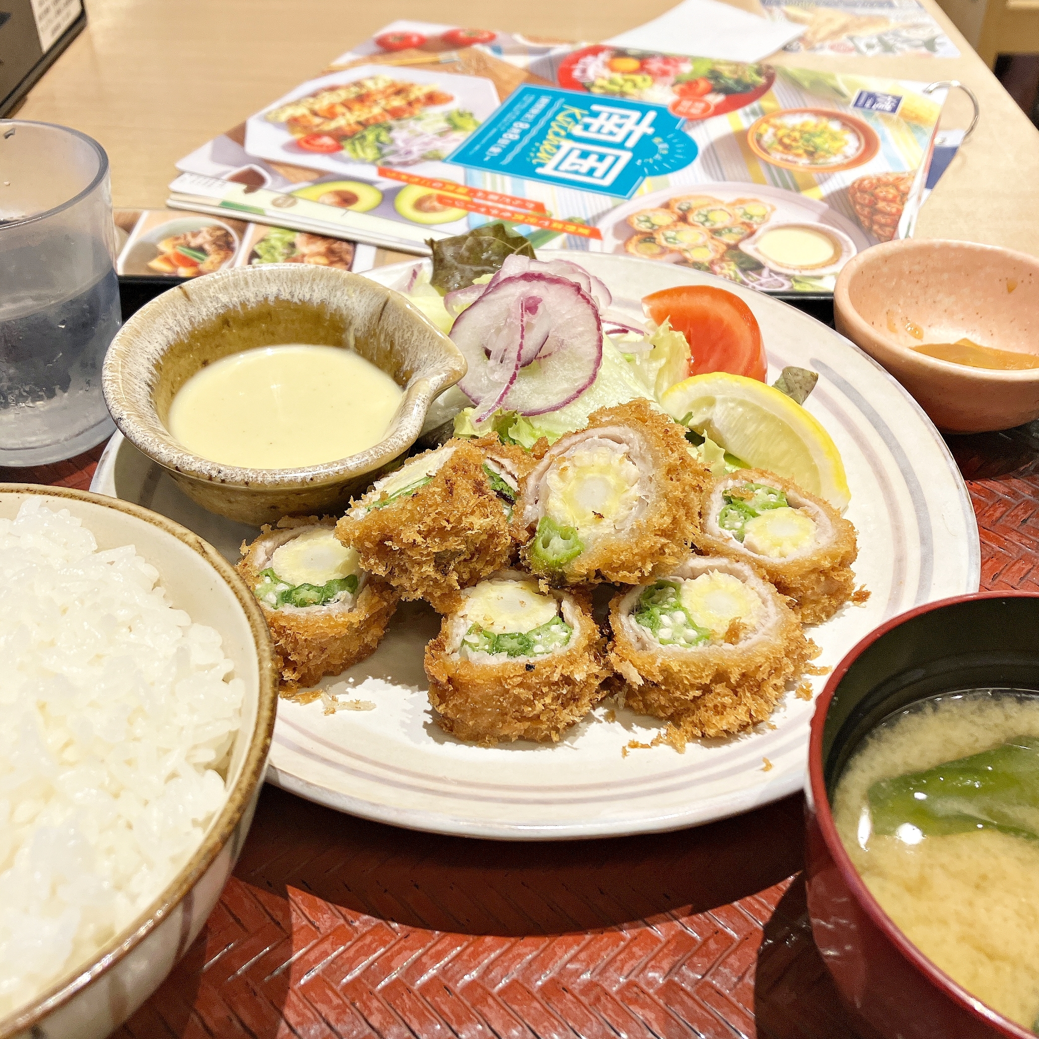 大戸屋の「豚ロースの夏野菜巻き 〜南国風マヨソース〜」