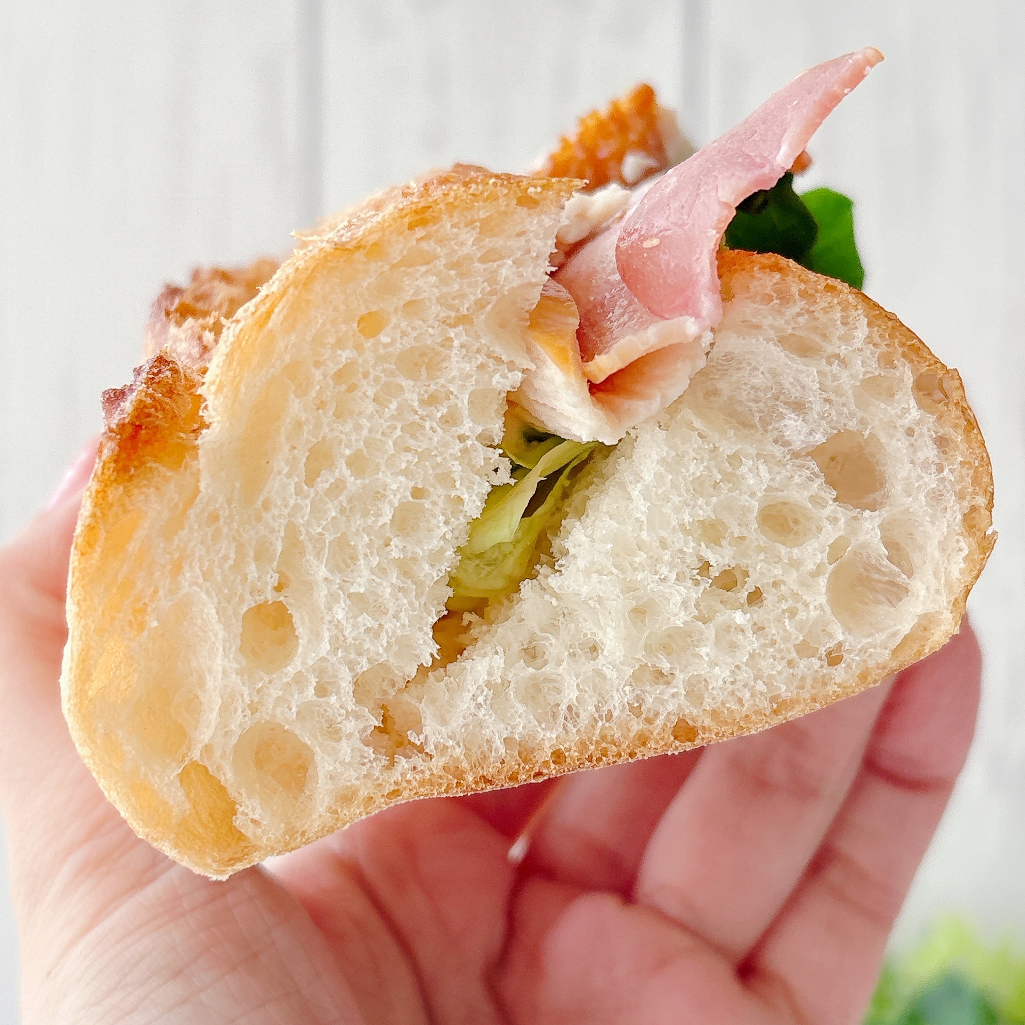 FamilyMart(ファミリーマート)の「石窯パリジャンサンドスモークチキン&ベーコン」