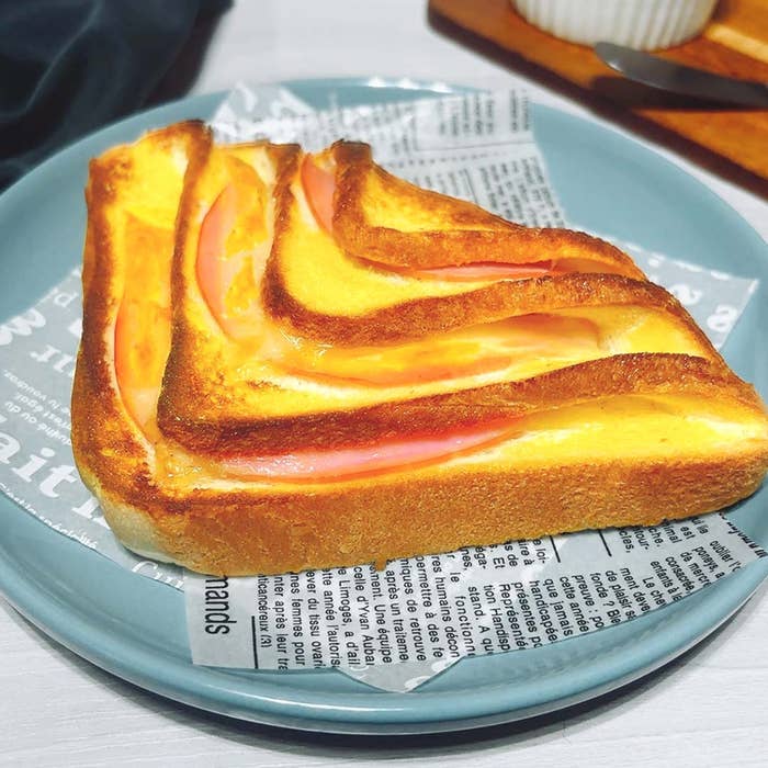 重ねられたハムチーズサンドが皿にのっている。