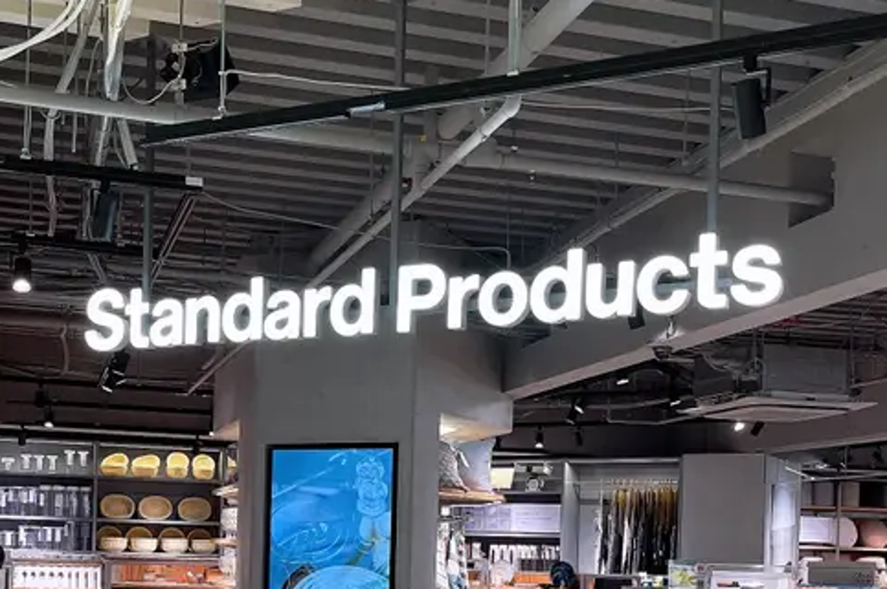 店内の様子。食器やタオルが陳列され、天井には「Standard Products」と書かれた看板がある。