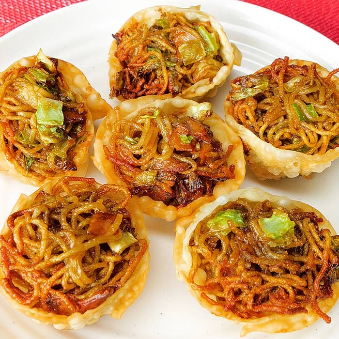 お皿に盛られたカップに入った焼きそば。