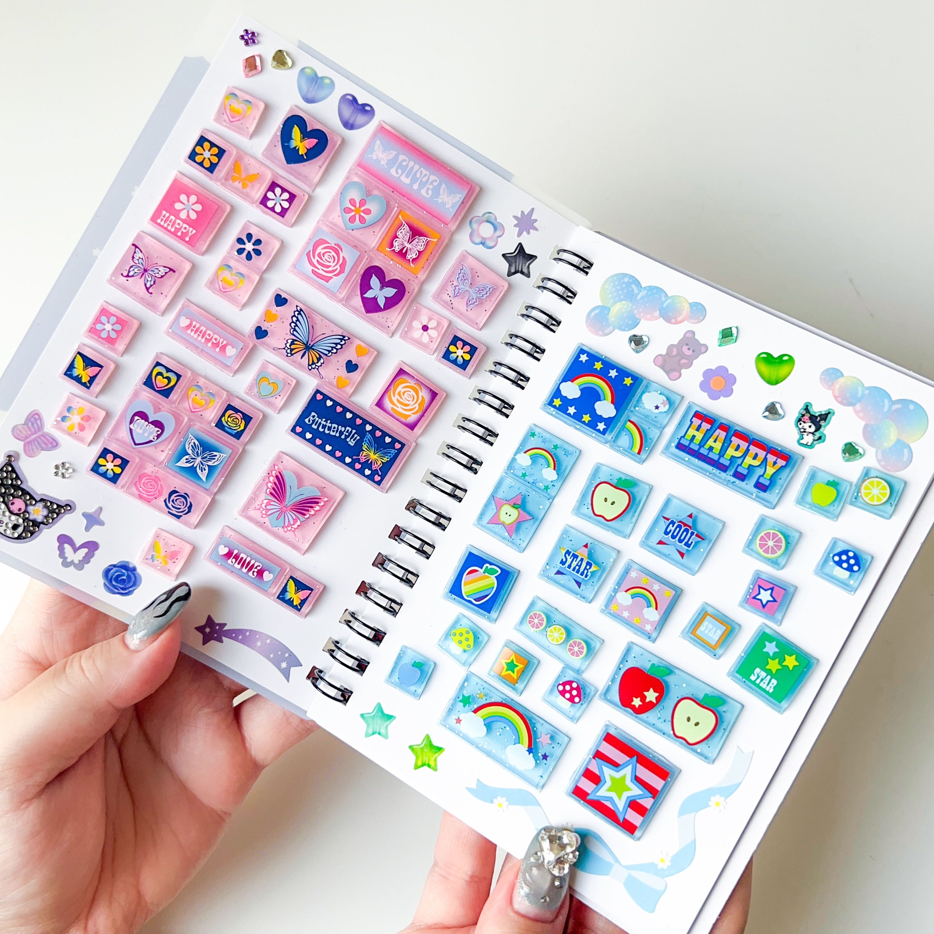 キャンドゥ「タイルシール 84片 バタフライ」「タイルシール 84片 ポップ」