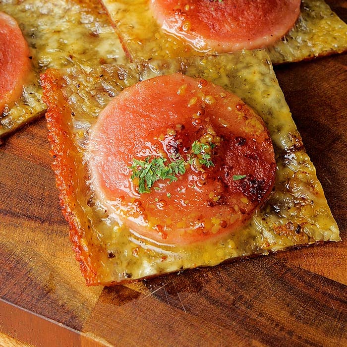 薄いクラッカーの上に丸いサラミが載ったピザのような料理。