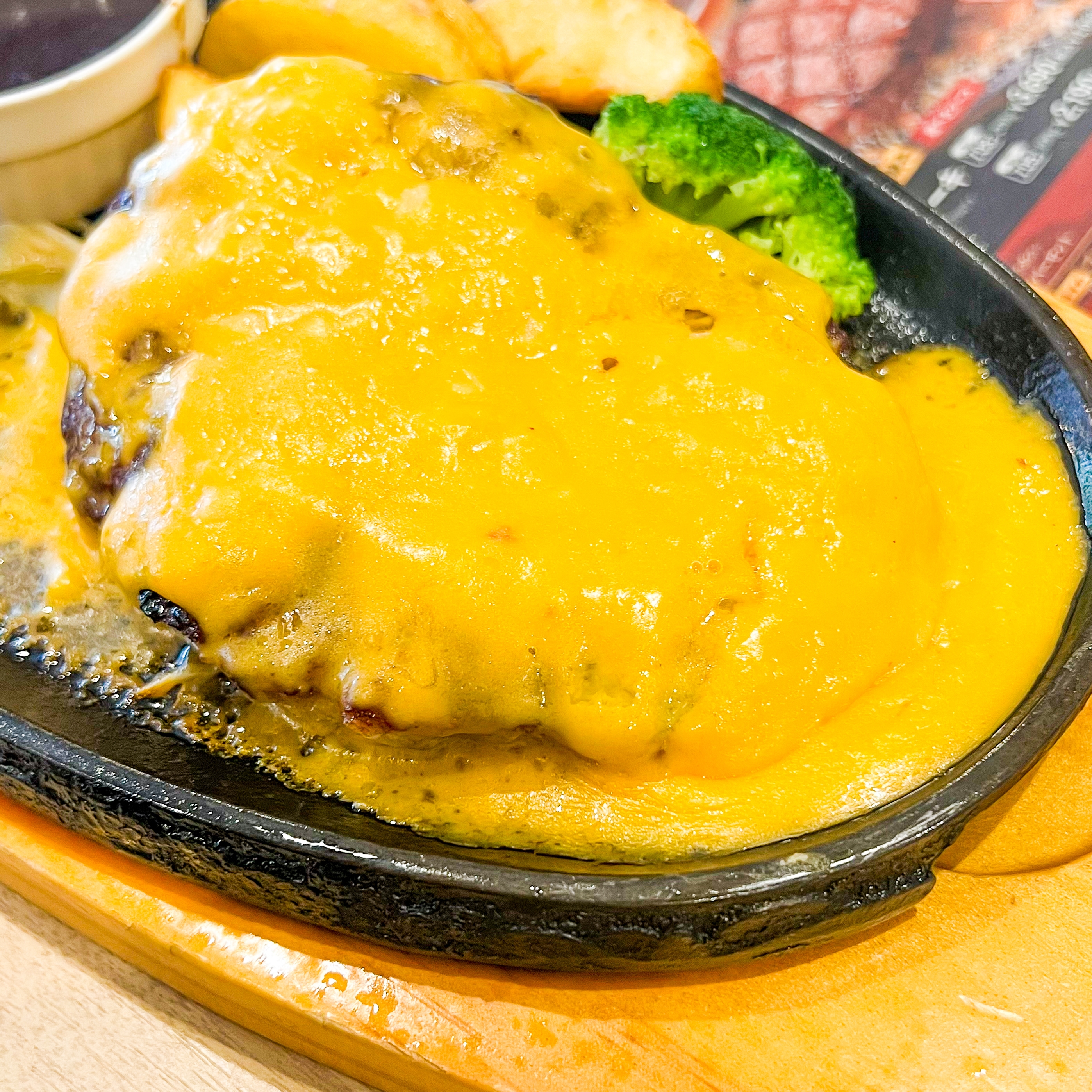 ビッグボーイ「4種のチーズソースの手ごねハンバーグ」