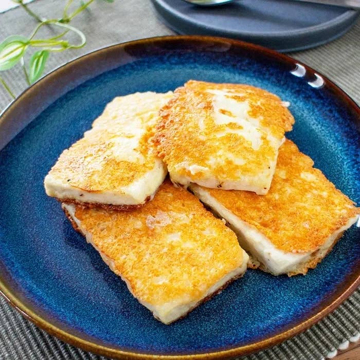 皿に盛られた焼きチーズ。表面がこんがりと焼き上がっている。