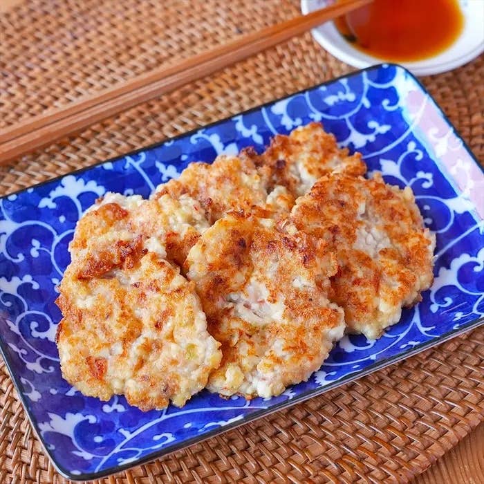 お皿に盛られたハンバーグ状のチキンパティが4枚、バックには箸と調味料の小皿が見える。