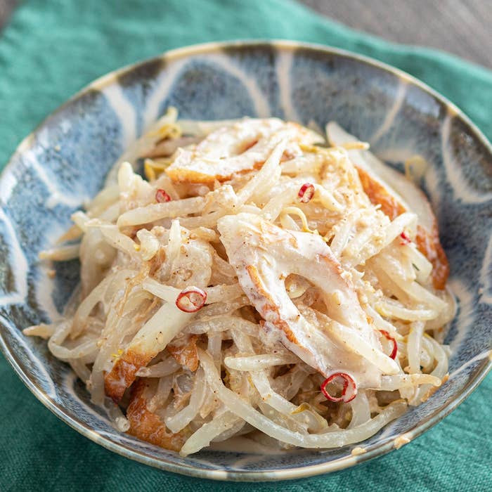 器に盛られたもやしとチキンのサラダ。薄くスライスした赤唐辛子がトッピング。