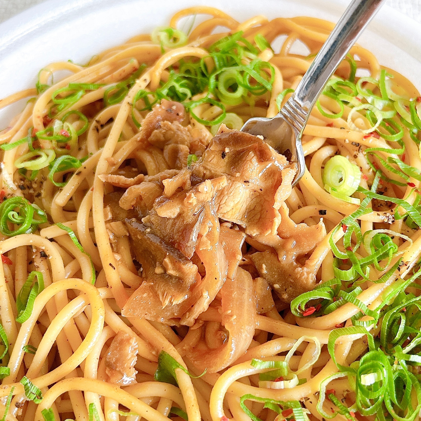 FamilyMart(ファミリーマート)の「大盛 太麺! 豚肉とねぎのガーリック醤油パスタ」