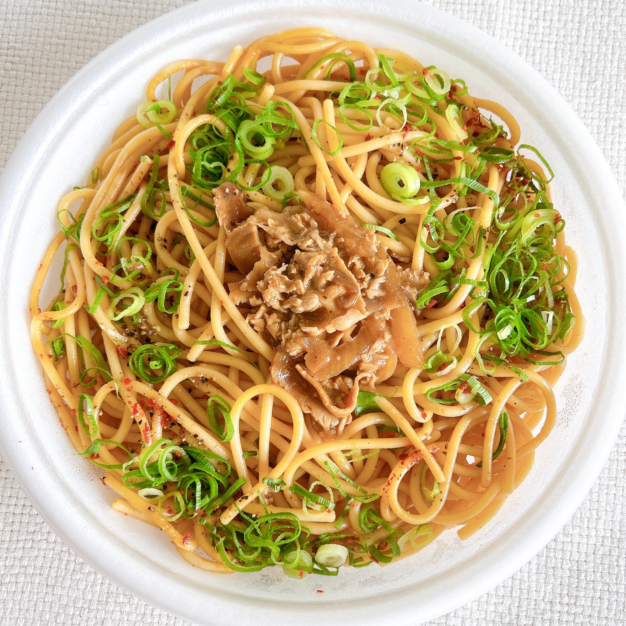 FamilyMart(ファミリーマート)の「大盛 太麺! 豚肉とねぎのガーリック醤油パスタ」