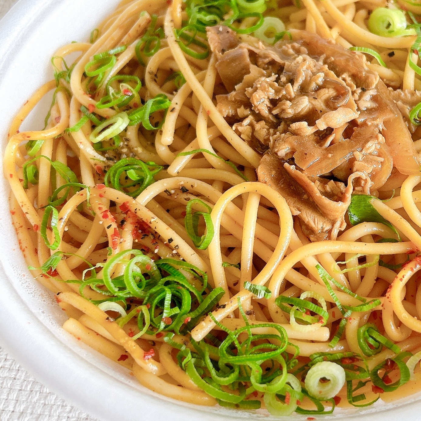 FamilyMart(ファミリーマート)の「大盛 太麺! 豚肉とねぎのガーリック醤油パスタ」