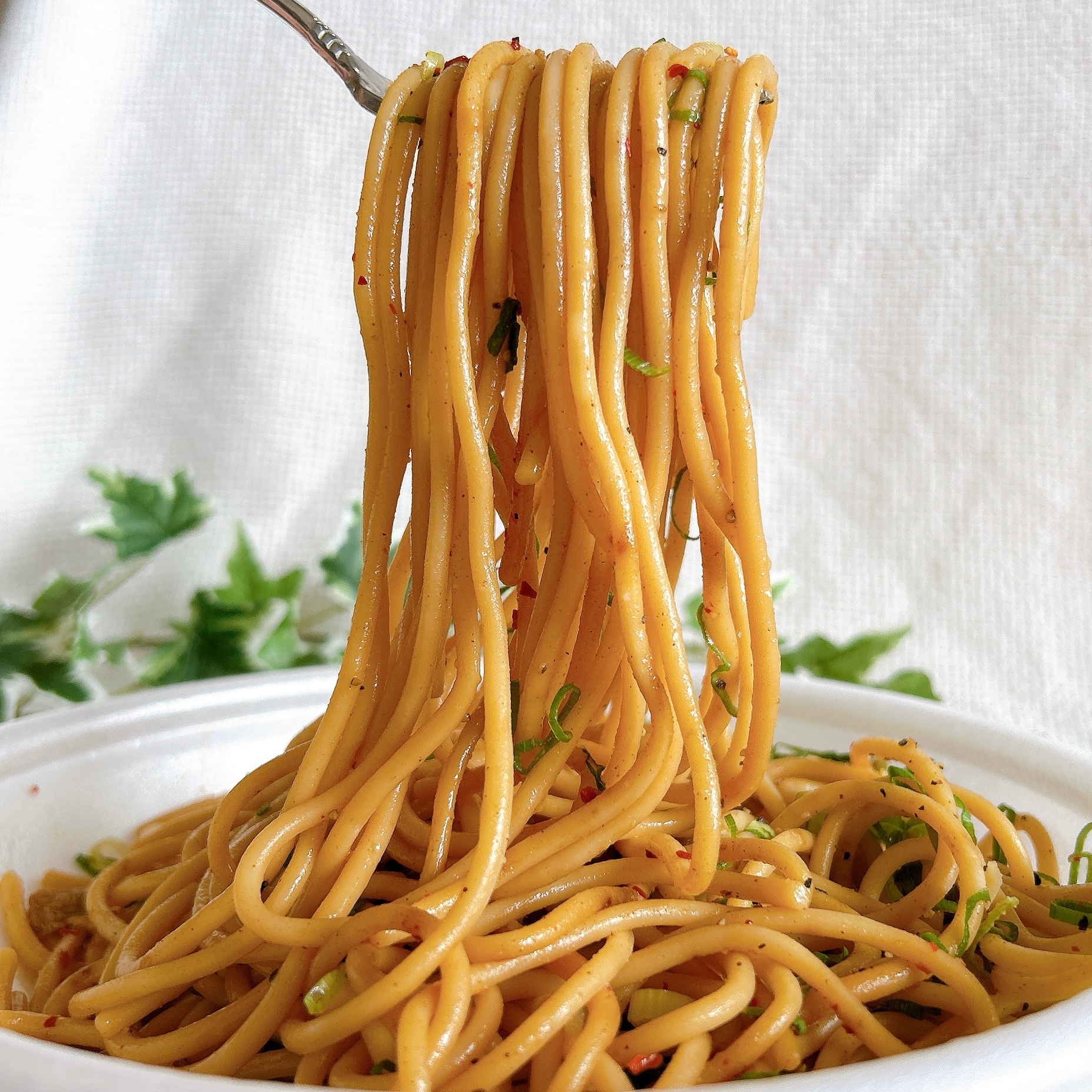 FamilyMart(ファミリーマート)の「大盛 太麺! 豚肉とねぎのガーリック醤油パスタ」