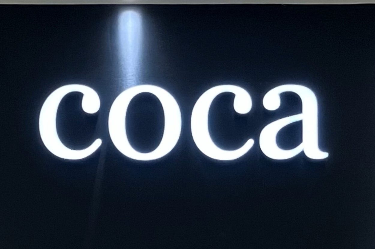 看板に「coca」の文字が表示されています。