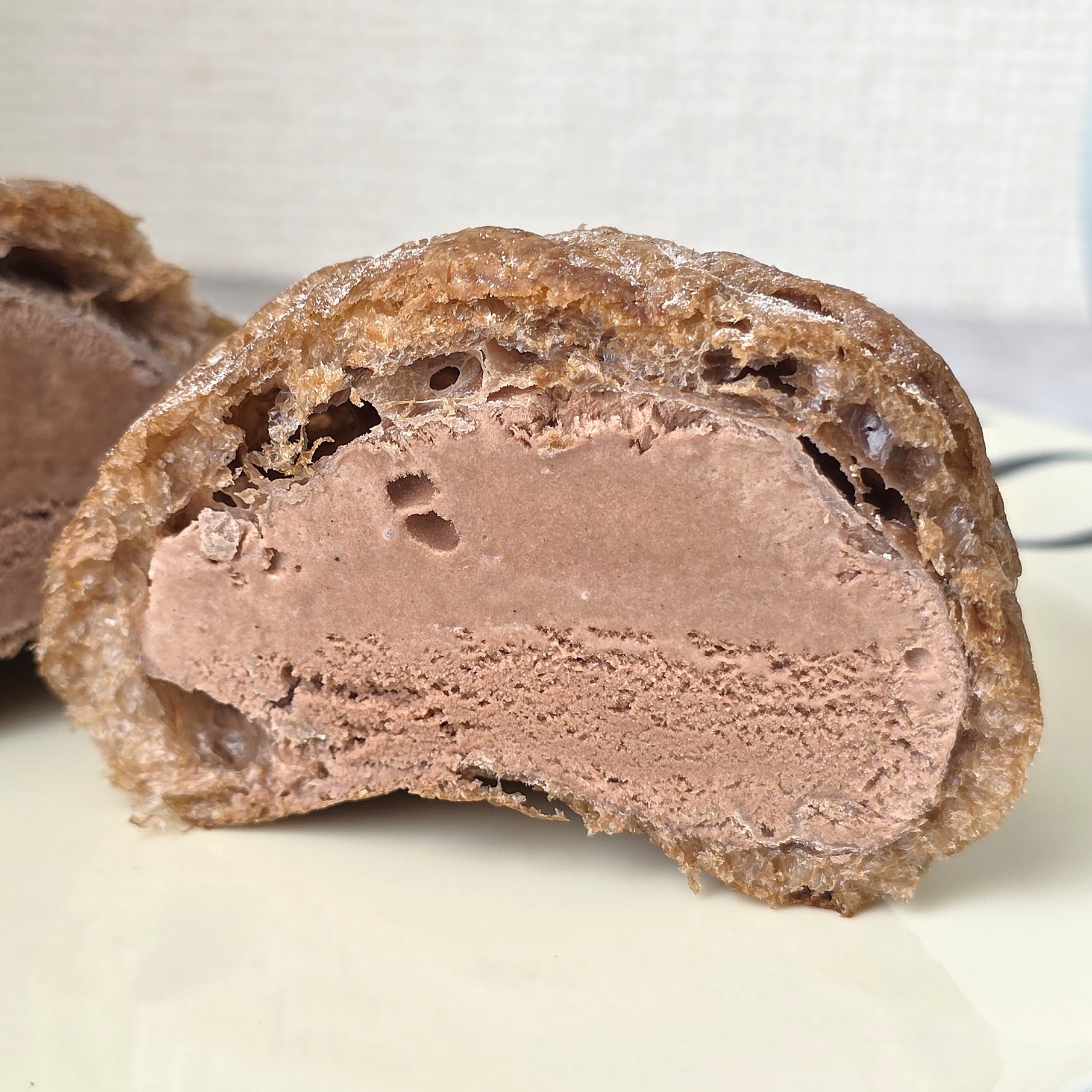 CHATERAISE(シャトレーゼ)の「ふっくらシューアイス ミルクチョコ 6個入」