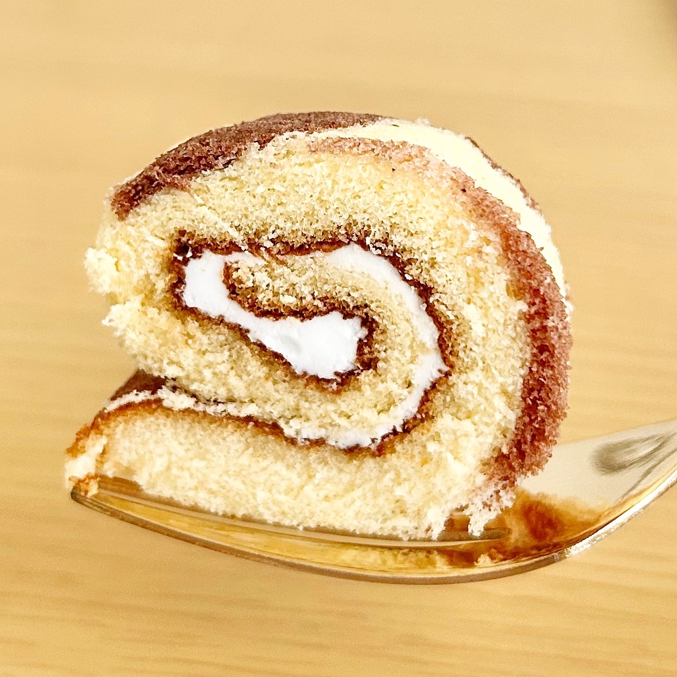 LAWSON(ローソン)の「チョコチップ入りロールケーキ2本入」