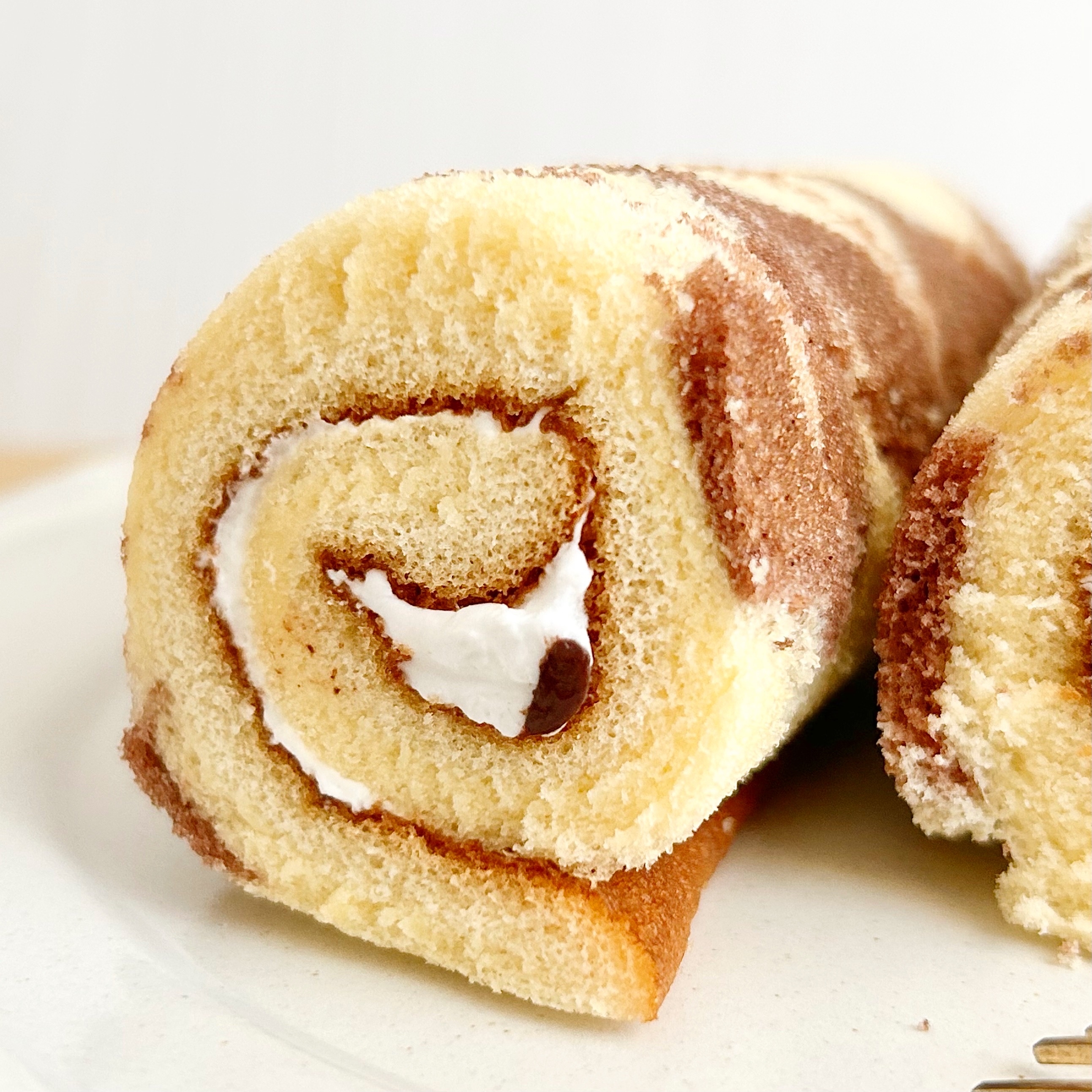 LAWSON(ローソン)の「チョコチップ入りロールケーキ2本入」