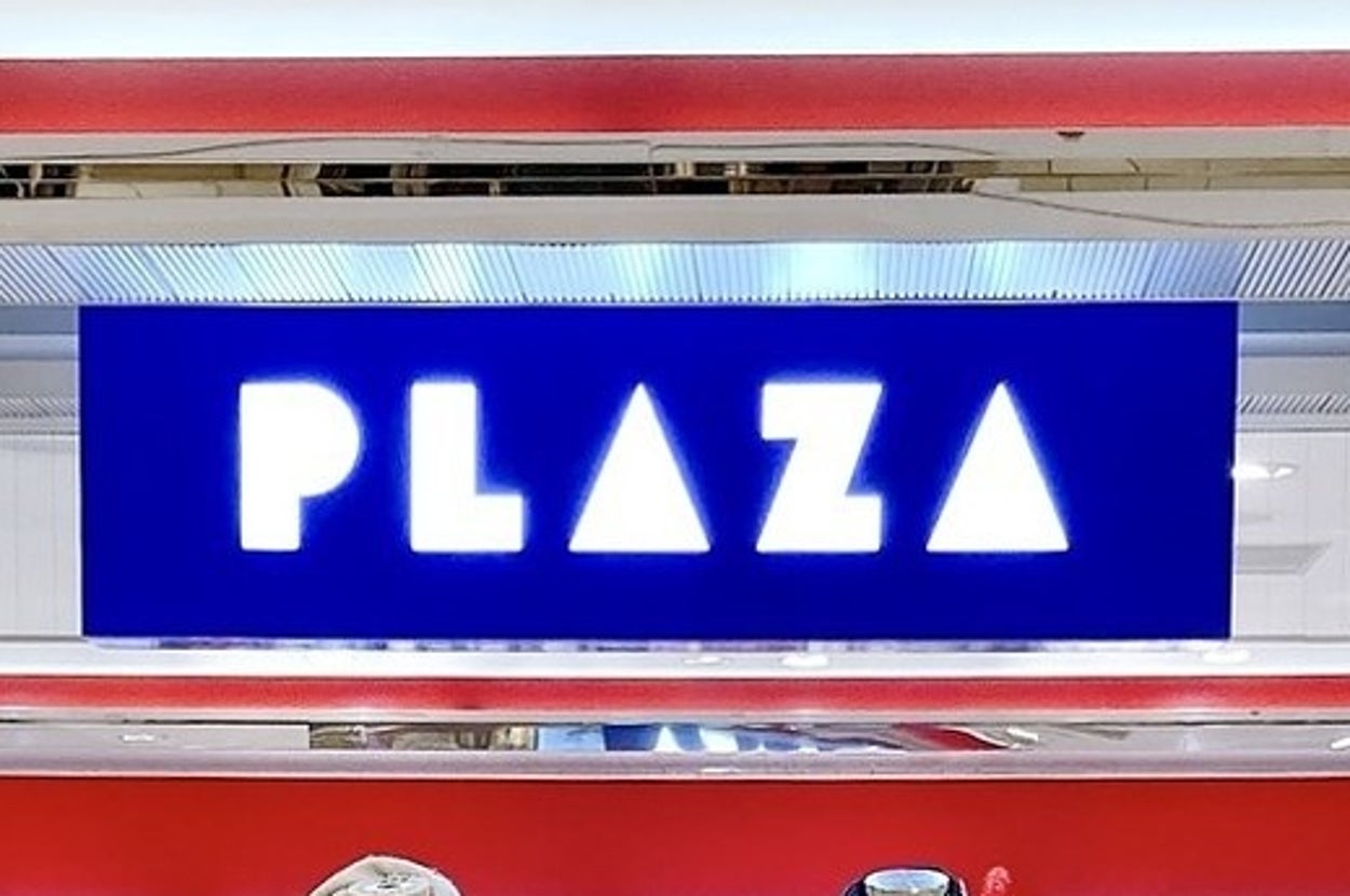 店の看板に「PLAZA」と表示されています。