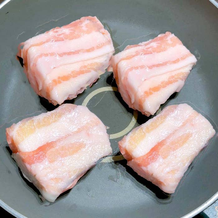 フライパンで調理中の肉。