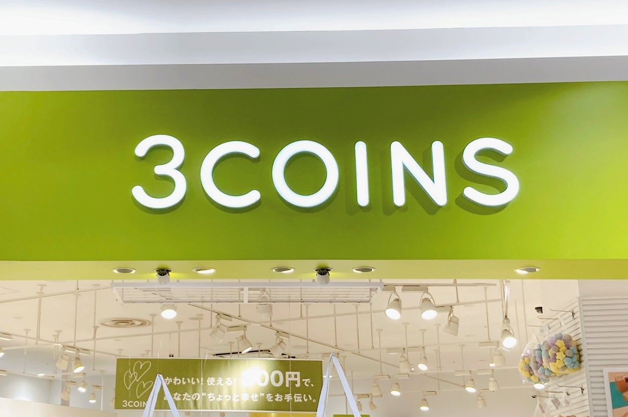 「3COINS」の看板が店舗入り口の上にあり、店内の様子が少し見えています。